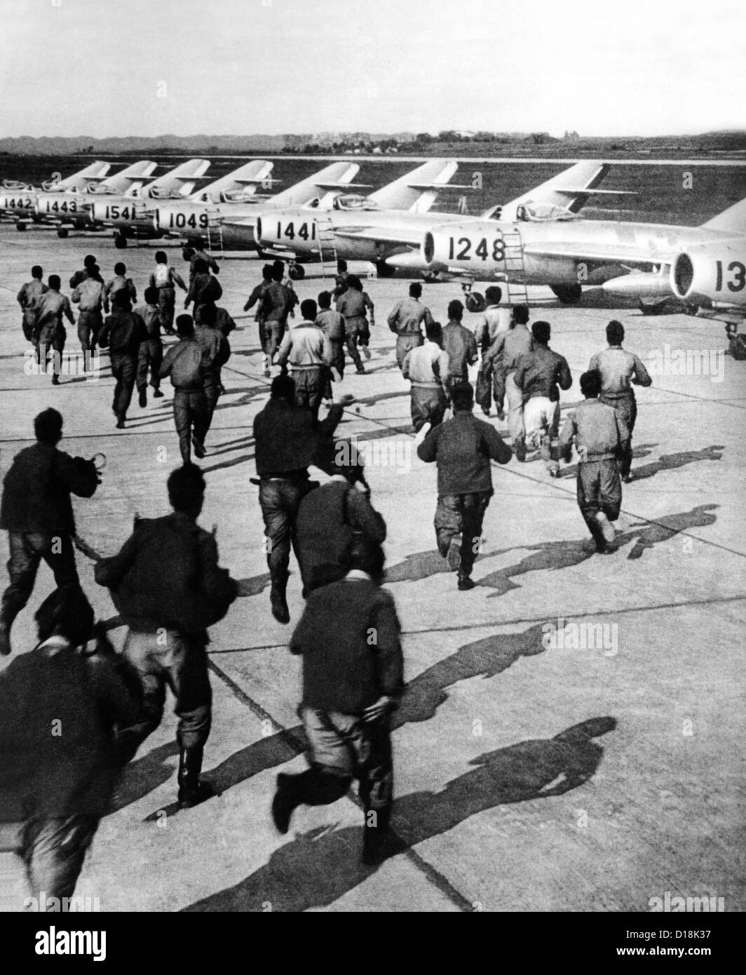 Roten chinesischen Armee Mig Piloten Ansturm auf ihre Flugzeuge während des Trainings auf einem nicht identifizierten Militärflugplatz in Rotchina. 13. Mai 1966. Stockfoto