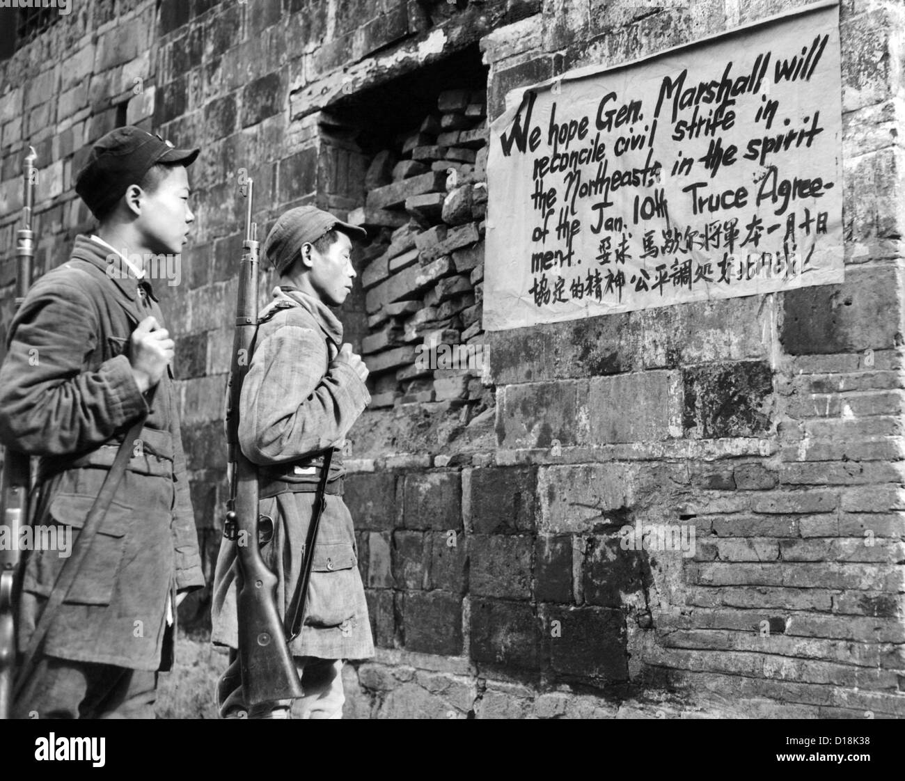 Kommunistischen Soldaten der neuen vierten Armee ein Zeichen lesen in Englisch und Chinesisch, chinesisch-amerikanische Freundschaft drängen gemalt und Stockfoto