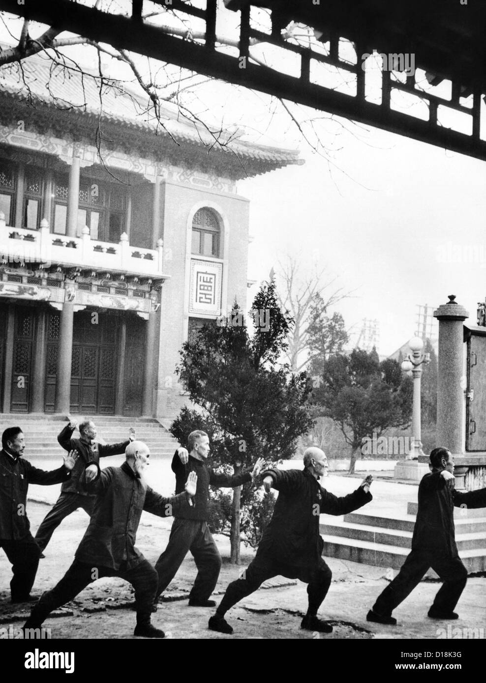 Chinesische Männer mittleren Alters praktizieren Tai Chi in der Provinz Hopei, kommunistischen China. Januar 1962. (CSU ALPHA 1376) CSU-Archiv/Everett Stockfoto