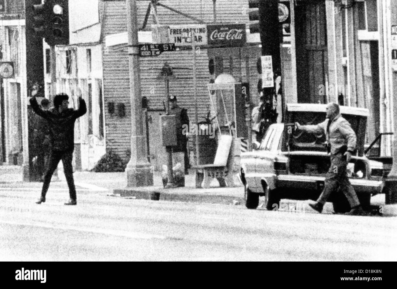 Ein Zivil-Polizisten verhaftet einen Afro-Amerikaner verlassen Los Angeles Black Panther-zentrale. Polizei von Los Angeles Stockfoto