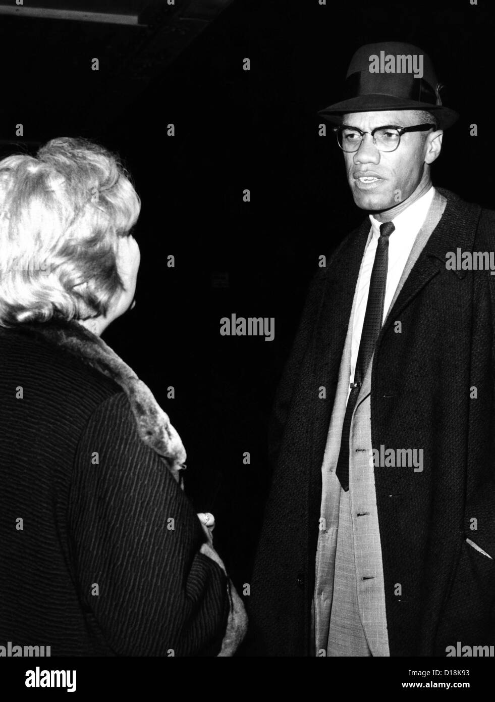 Beerdigung von Malcolm X. Betty wenig Shabazz, Witwe des getöteten African American Black Muslim-Führer Malcolm X, geht weg von ihr Stockfoto
