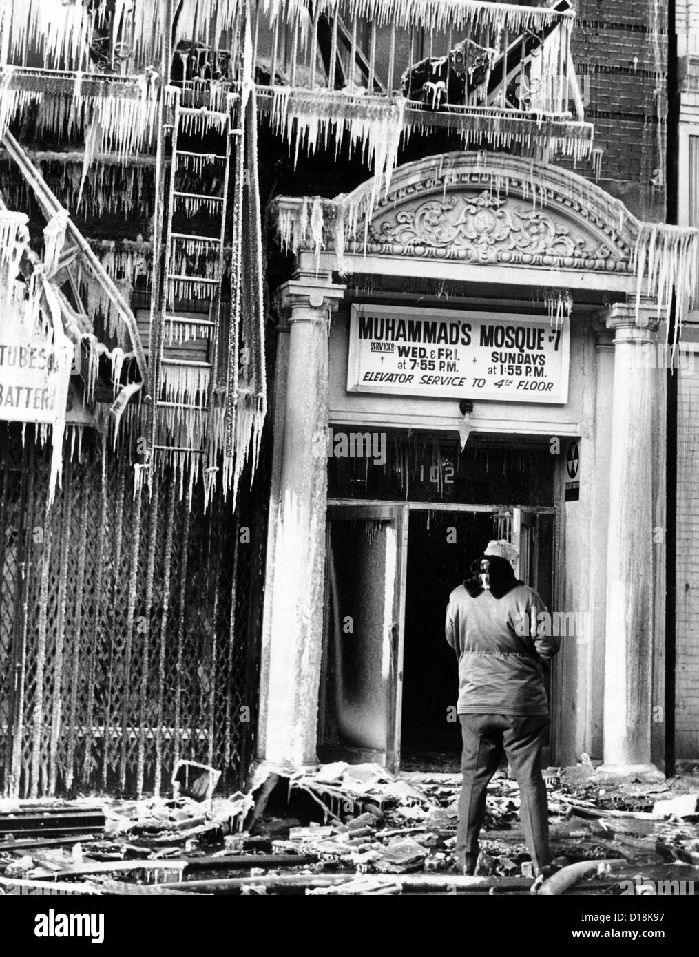 Nation of Islam Moschee Nr. 7 in Harlem ausgebrannt. Zwölf Blocks entfernt, der Körper des ermordeten schwarze nationalistische Führer Stockfoto