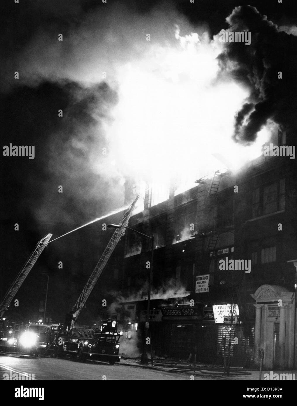 Zwei Tage nach der Tötung von Malcolm X, verschlingen Flammen das Gebäude eine Nation of Islam Moschee Nr. 7 in Harlem. Ein Stockfoto