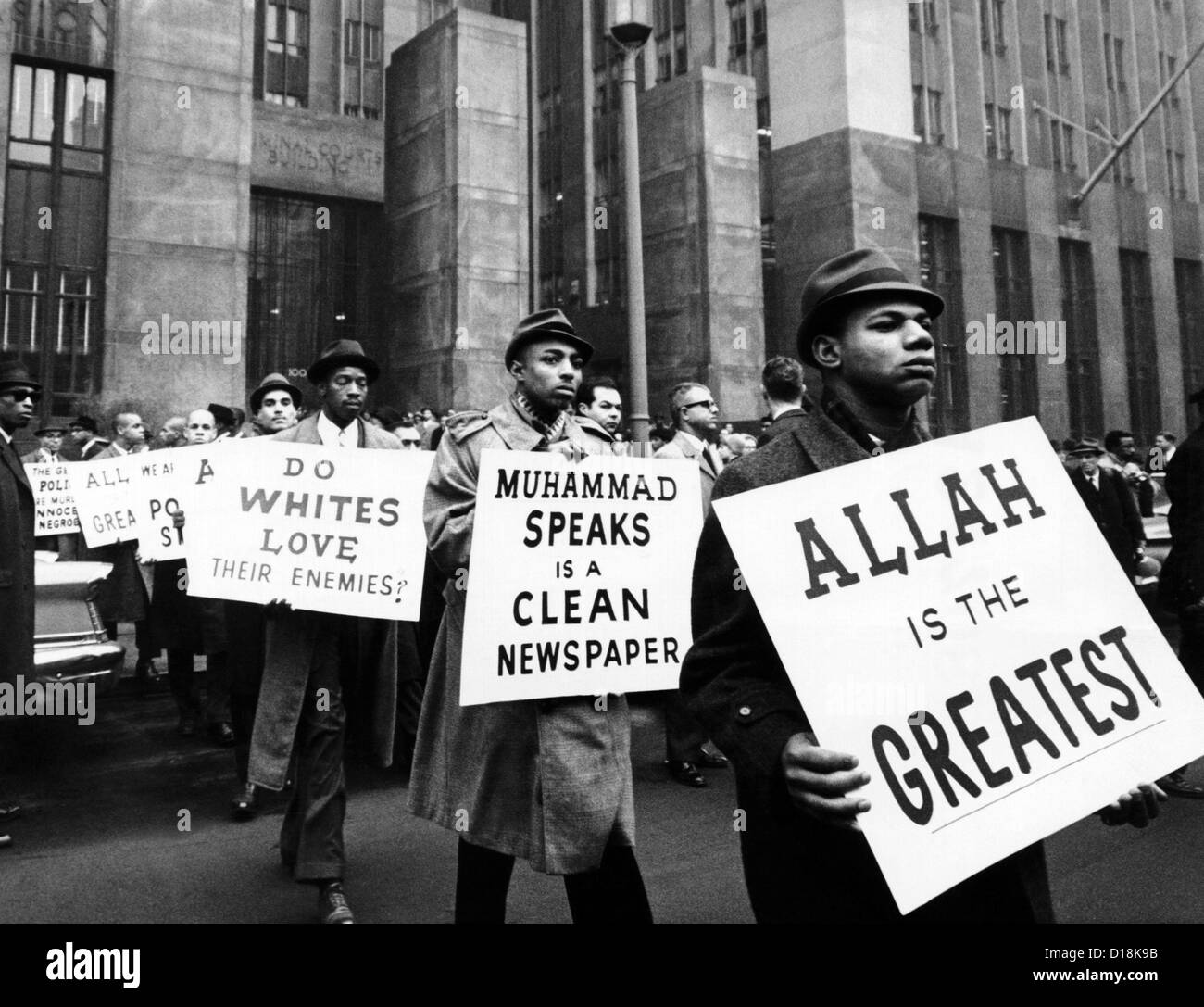 Black Muslims Streikposten vor New York Strafgerichte Gebäude zwei Mitglieder der Nation des Islams waren stehen Testversion. Die Stockfoto