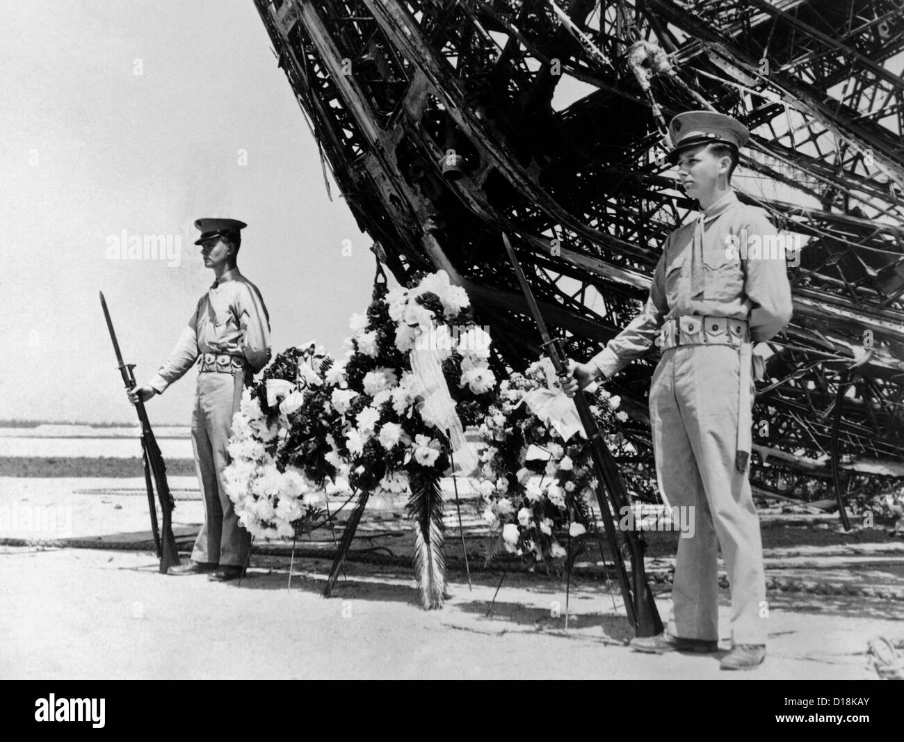 Hindenburg tot sind am Memorial Day geehrt. Zwei US-Marines bewachen am Kranz Ort am Bug der Ill-Fated Stockfoto