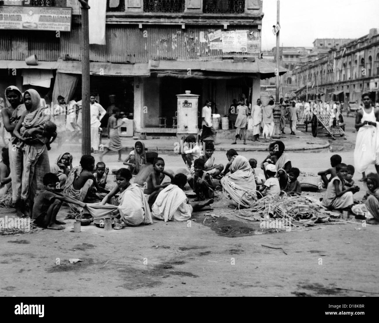 An der Spitze von Indien Hungersnot im späten Oktober 1943 drängen sich obdachlose Menschen hungern in Calcutta Straße. Einem geschätzten Stockfoto