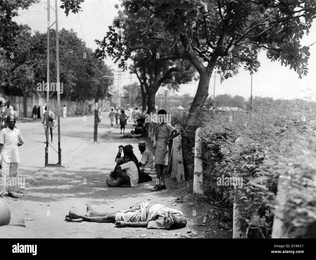 Ein toter Mann liegt an der Seite von einer Stadtstraße in Old Delhi. Schließlich wird die Stadt den Körper für die Einäscherung entfernt. Juli 5, Stockfoto