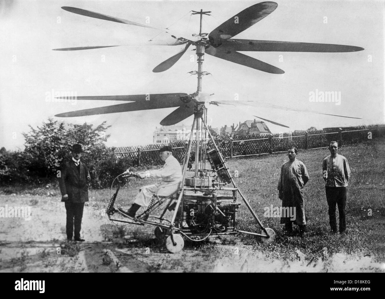 1912 "Helikopter" designed by deutscher Ingenieur, Otto Baumgaerte. Es kann ohne einen Start steigen, bleiben bewegungslos in der Luft ein Stockfoto