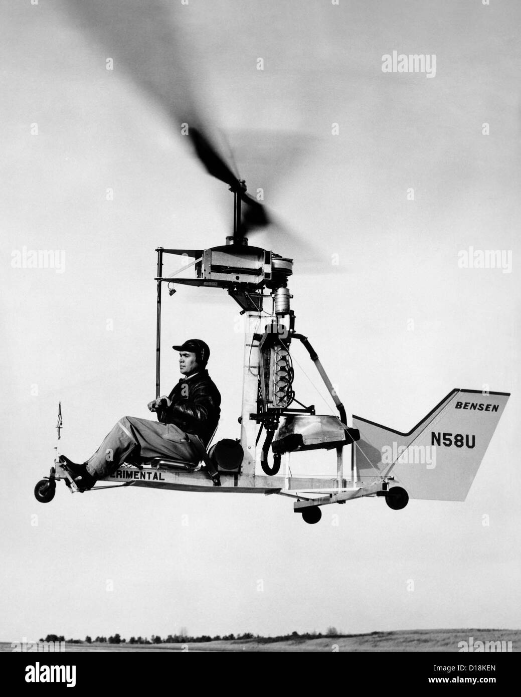 Ein Mann-Hubschrauber, die ein Mercury Außenbordmotor verwendet. Oktober  1959. (CSU ALPHA 1513) CSU-Archiv/Everett Collection Stockfotografie - Alamy