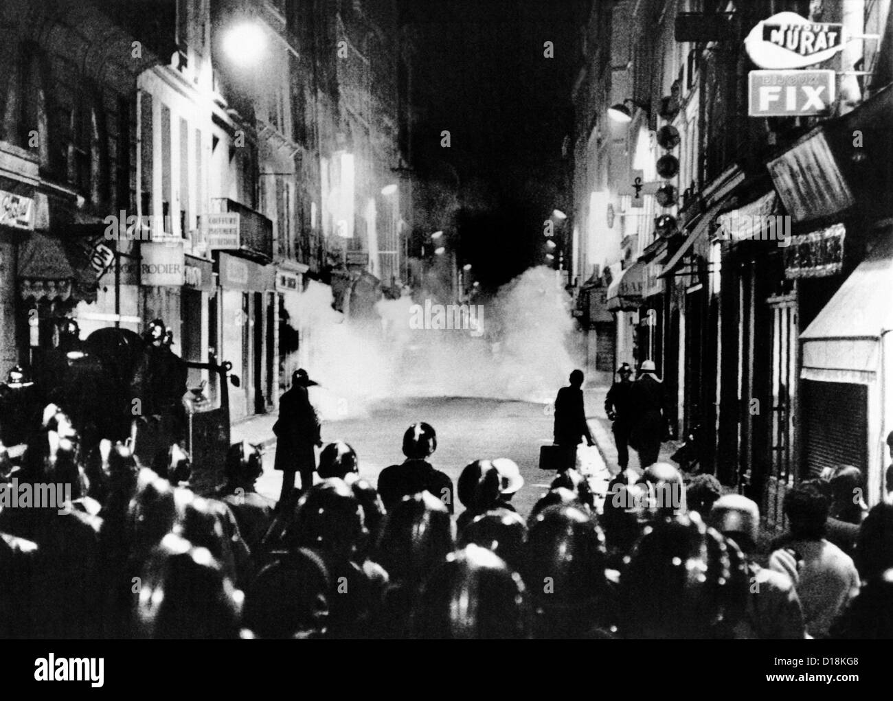 Riot-Polizisten in einem brennenden Barrikade auf der Rue de Seine, einer schmalen Seitenstraße von Quartier Latin. Es war ein früher Stockfoto