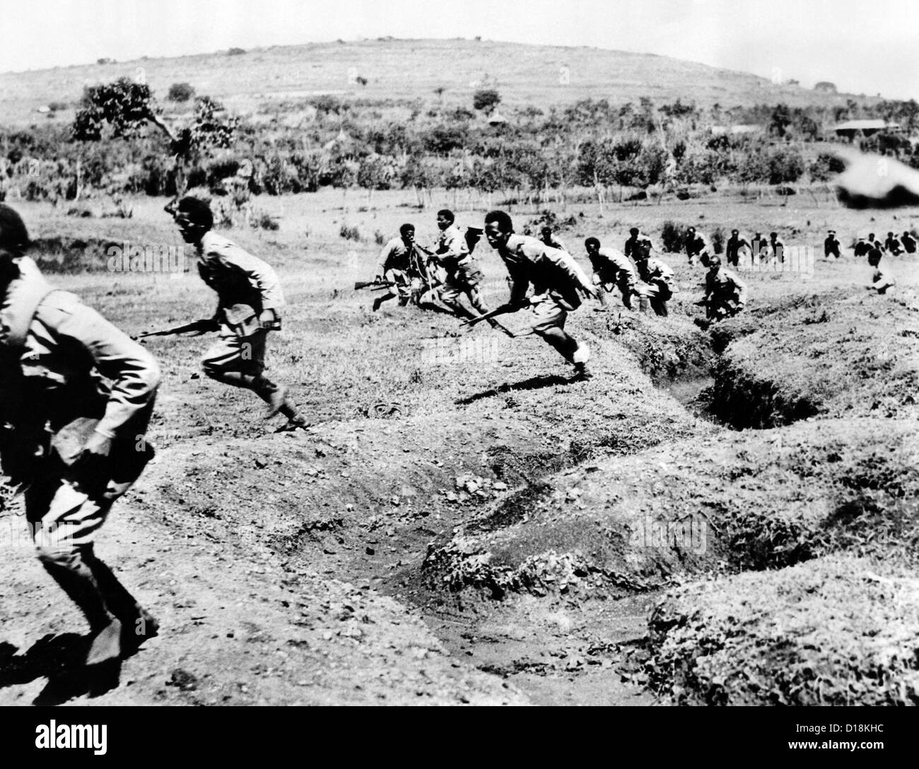Zweiten Italo-äthiopischer Krieg. Äthiopische Infanteristen laufen während der Schlacht im Süden Äthiopiens. Oktober 1935. (CSU ALPHA 1571) CSU Stockfoto
