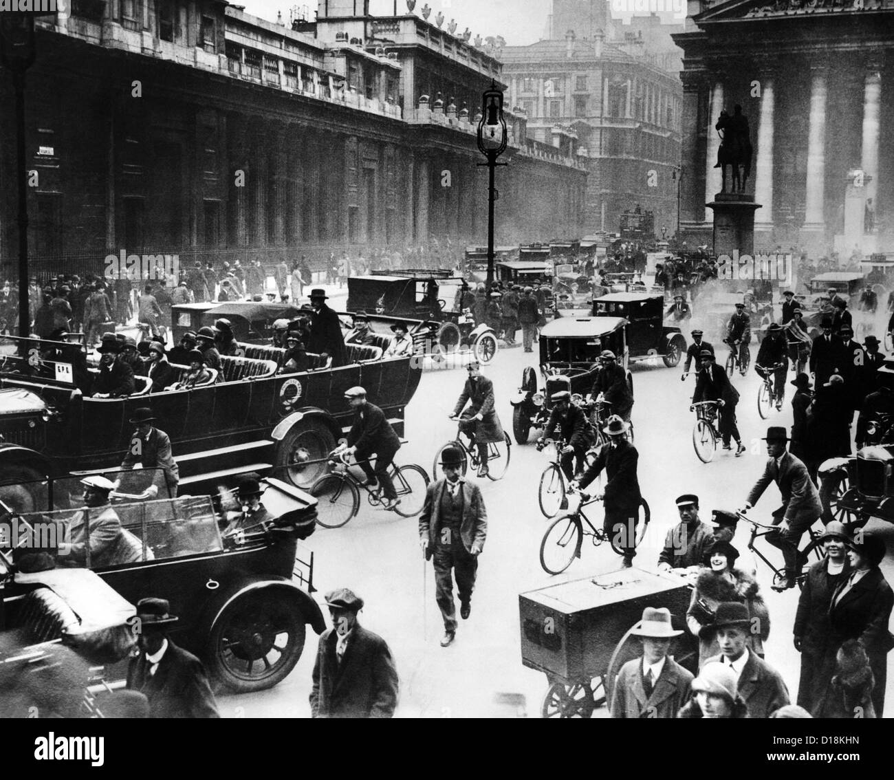 Englisch Generalstreik. Londoner, vor der Bank of England, immer mit dem Auto, Fahrrad und Fuß zur Arbeit. 4-13 Mai 1926. Stockfoto