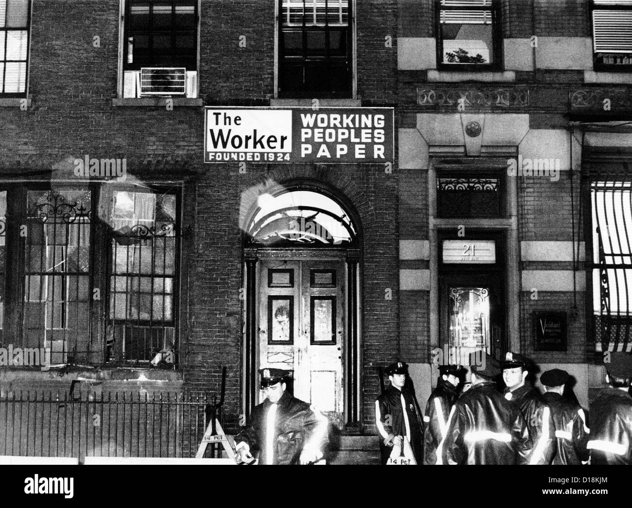 Kommunistische Partei-Zentrale in New York City. Polizei am Gebäude Daily Worker und kommunistische Partei nach einer Explosion die Stockfoto