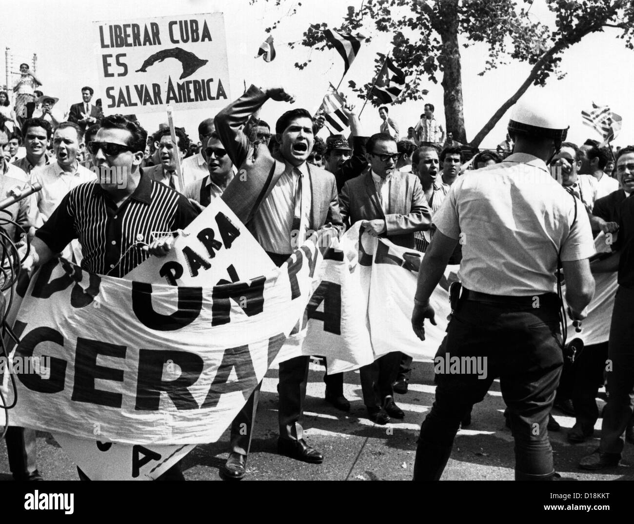 Kubanische Flüchtlinge kämpfen Polizei heute nach dem Versuch, die Pan American Union Building zu stürmen. Den USA und Lateinamerika Stockfoto