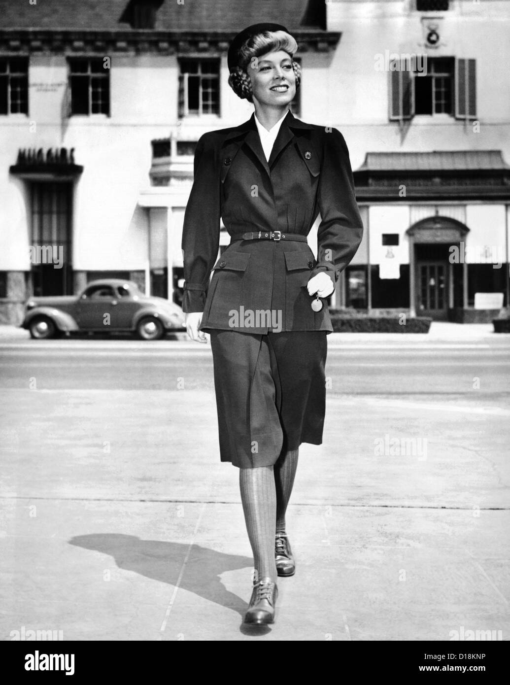 Während des Krieges Anzug für Frauen in der Verteidigungsarbeit von Hollywood Designer "Irene" Lentz. Der Anzug ist olive drab Wolle, mit gefärbten gemacht Stockfoto