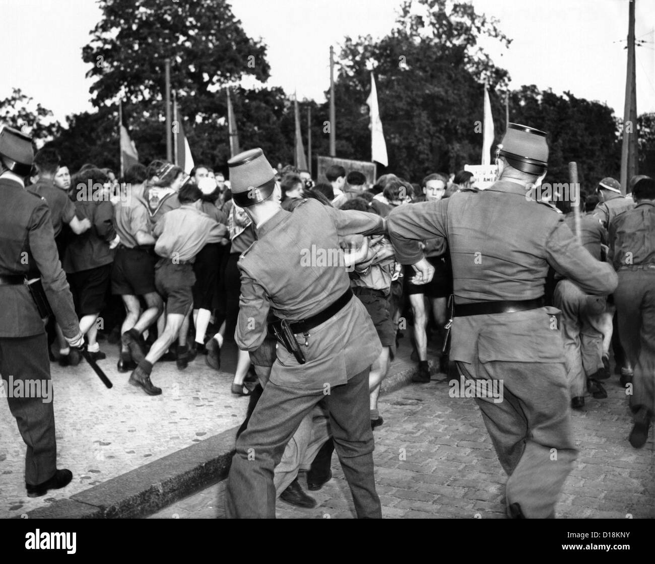 West-Berliner Polizei versuchen, zeigen die ostdeutschen Jugendlichen zu kontrollieren. Die Demonstranten eingegeben West-Berlin um drei Uhr allgemein Stockfoto