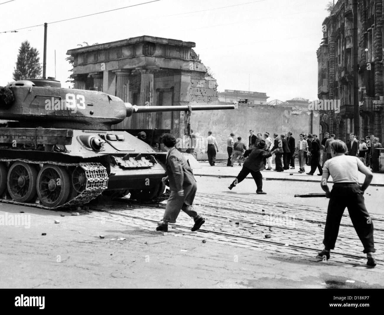 Anti-kommunistischen Unruhen in der DDR. Eine Ost-Berliner wirft Steinen auf einen russischen Panzer während der ersten gewaltsamen Widerstand in einem Stockfoto