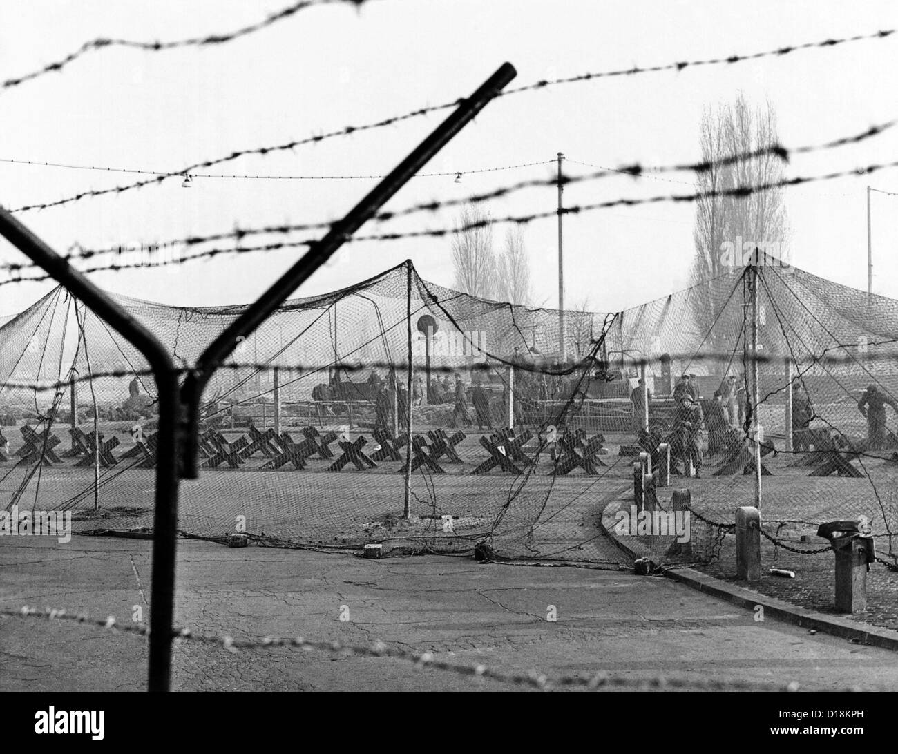 Ost-Deutschland stärkt die Betonwand Berlin. Mehr Stacheldraht gespannt war oben auf der Mauer. Stahl-Träger im Boden und Stockfoto