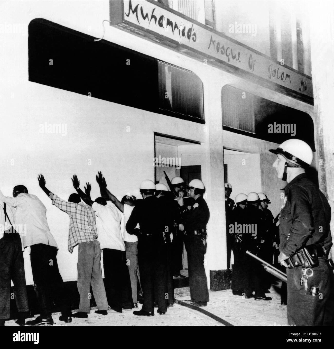 Polizisten Line-up Afro-Amerikaner in einer Black Muslim Moschee. In den frühen Morgenstunden des 19. August 1965, Polizei von Los Angeles Stockfoto