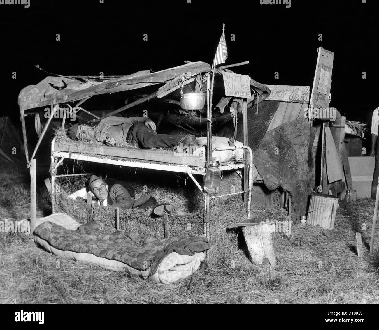 Bonus-Veteranen schlechte Lebensbedingungen. Zwei Männer aus Detroit schlafen in ihren primitiven Betten in das Feldlager des Anacostia Wohnungen. Ein Stockfoto