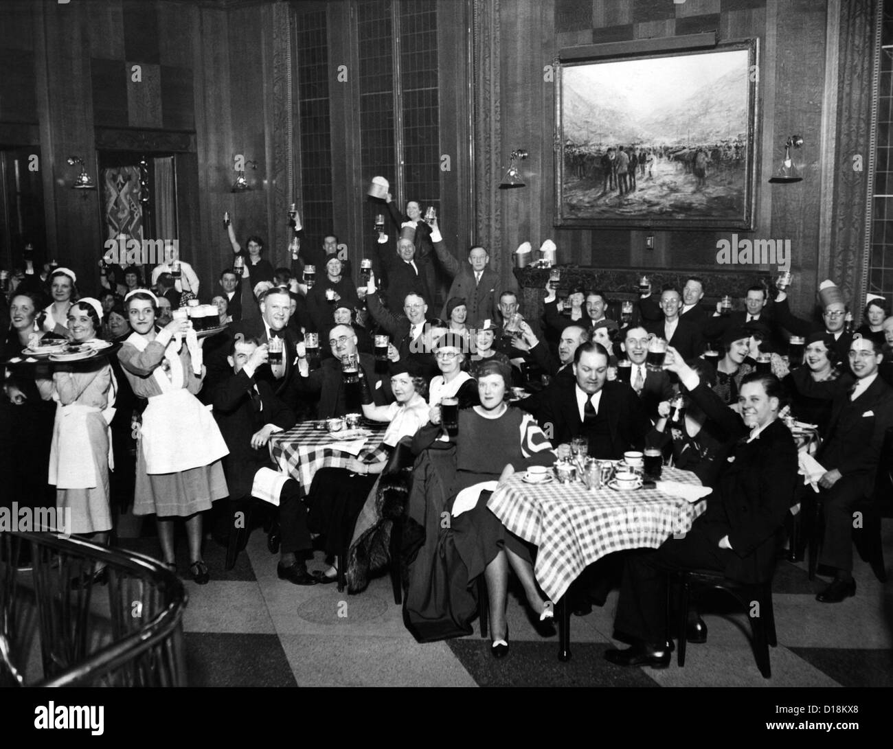 Deutsch-Amerikaner feiern das Ende der Prohibition. Der Salon in der Chicagos Bismarck Hotel begann Bierausschank früh in der Stockfoto