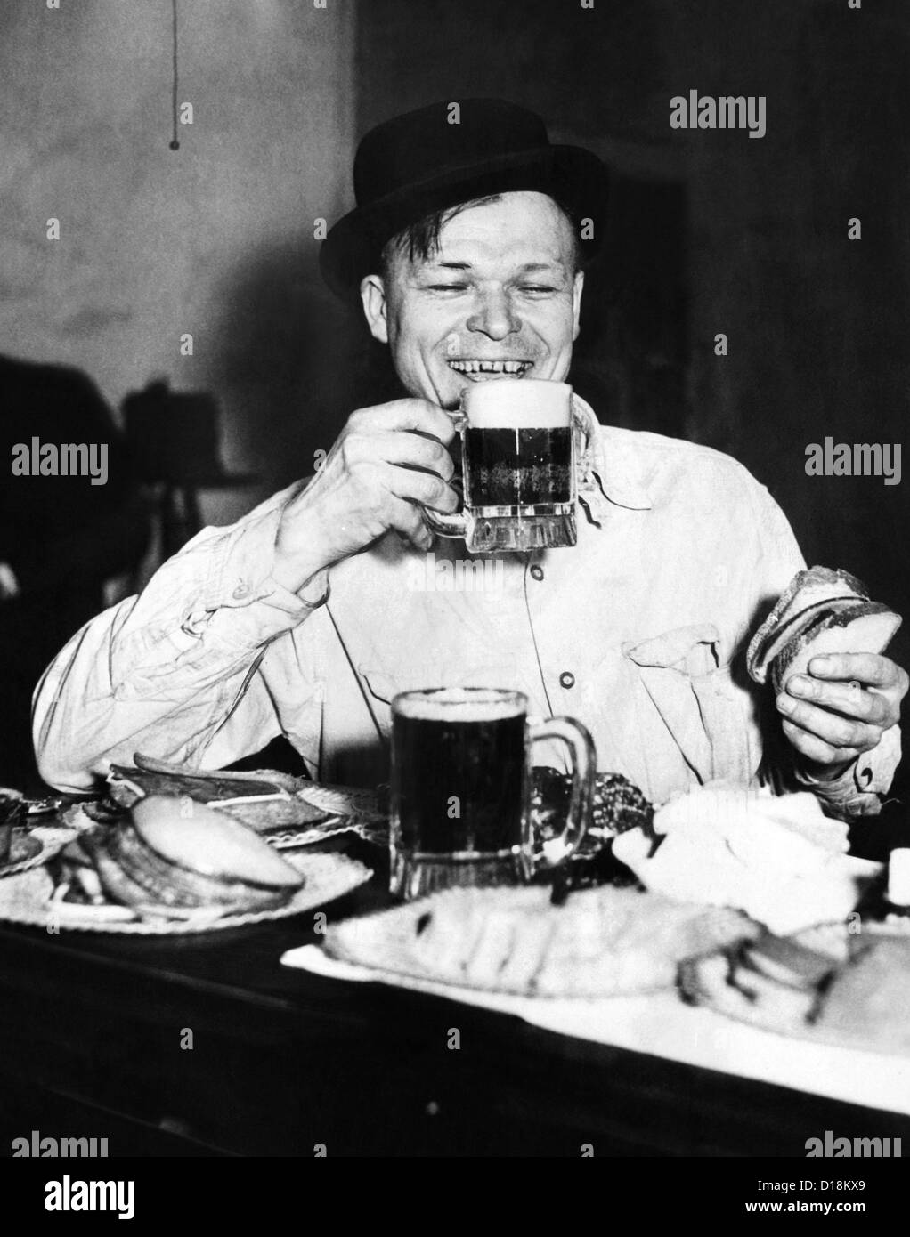 Chicago Arbeitnehmer genießt eine Salon-Mittagessen, die kostenlose Essen zu gehen mit den gekauften Bier zur Verfügung gestellt. Ca. 1920. (CSU ALPHA 1785) CSU Stockfoto