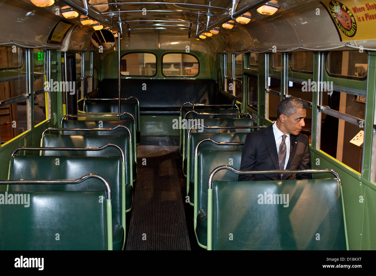 Präsident Barack Obama sitzt auf dem berühmten Rosa Parks Bus im Henry Ford Museum nach einem Ereignis in Dearborn, Michigan, April Stockfoto