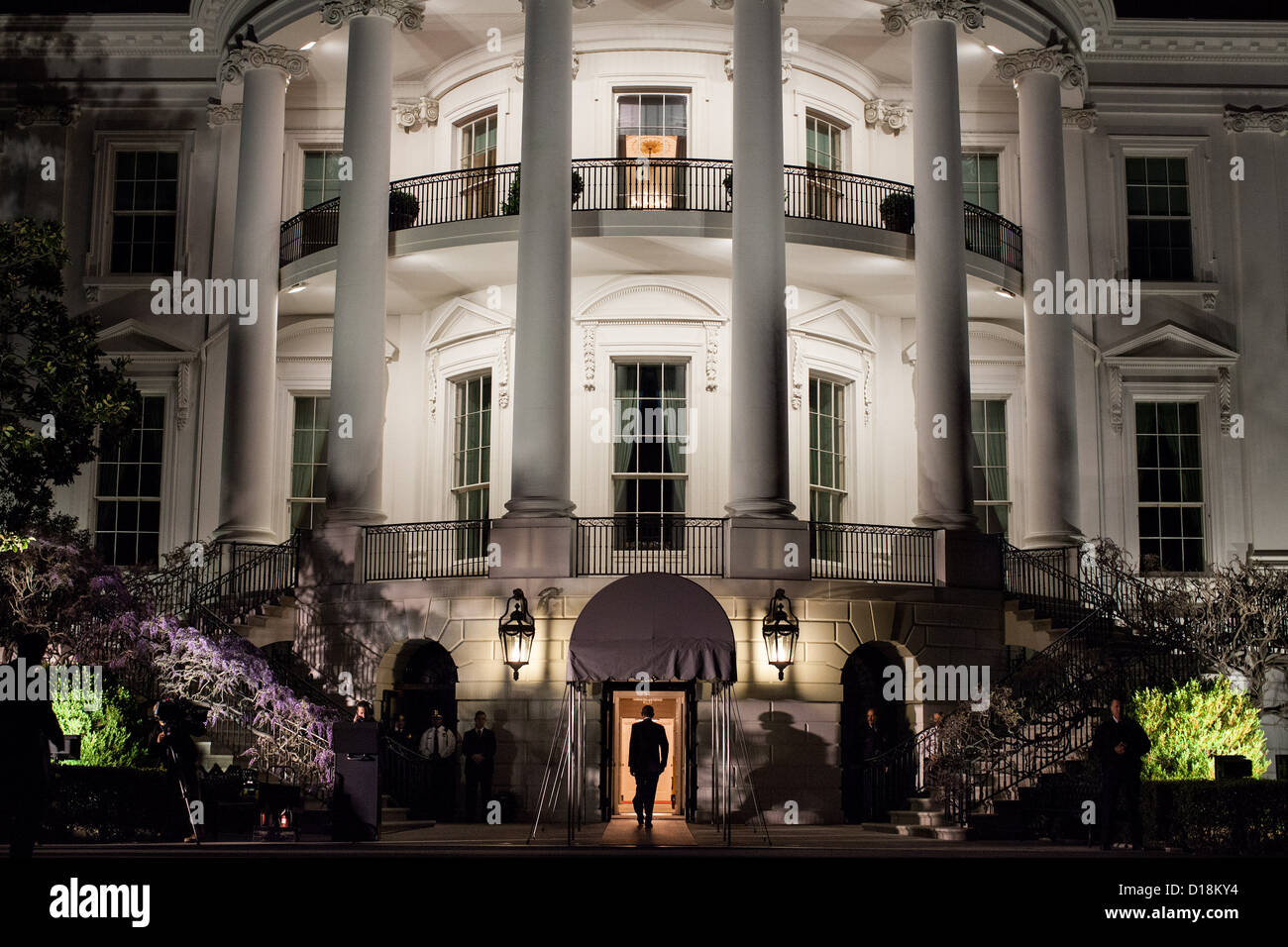 Präsident Barack Obama tritt der südlichen Portikus des weißen Hauses nach seiner Ankunft an Bord der Marine One auf dem South Lawn, Stockfoto