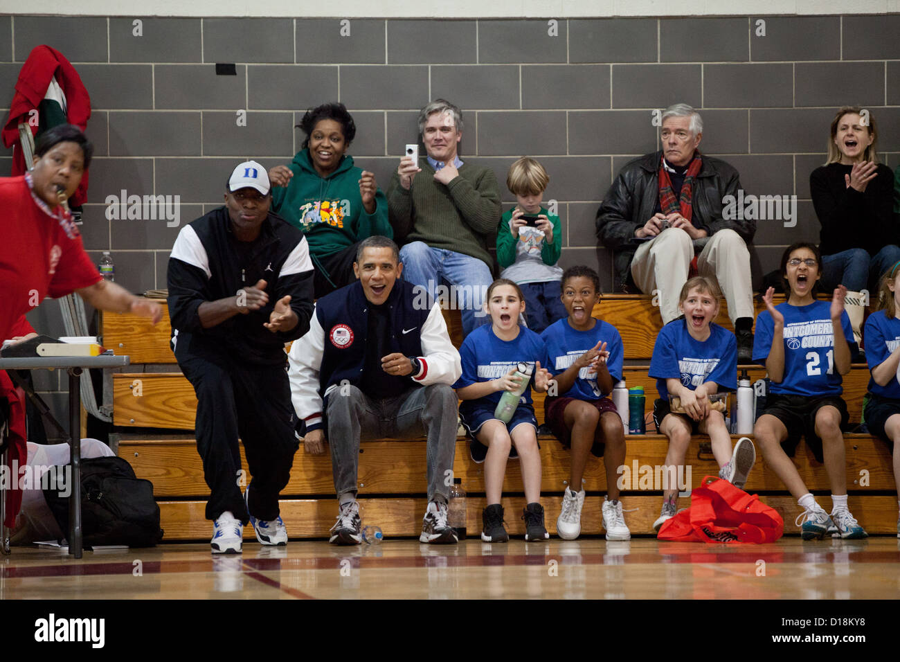 Präsident Obama und Adjutanten Reggie Love (mit Hut) coaching Tochter Sasha Obama-Basketball-Team. 5. Februar 2011 Stockfoto