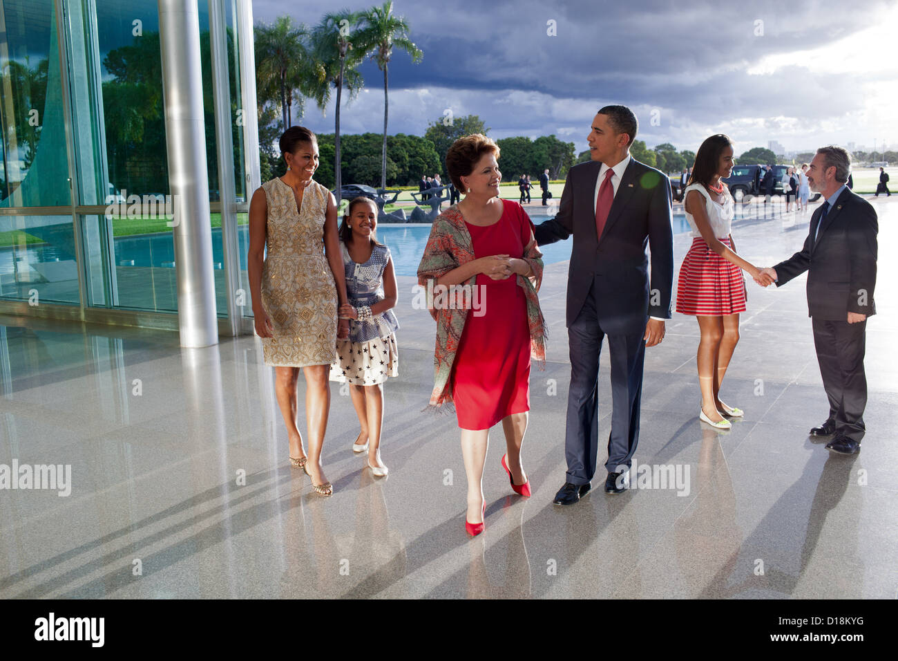 Präsident Barack Obama geht mit der brasilianischen Präsidentin Dilma Rousseff nach der Ankunft der First Lady Michelle Obama, und Stockfoto