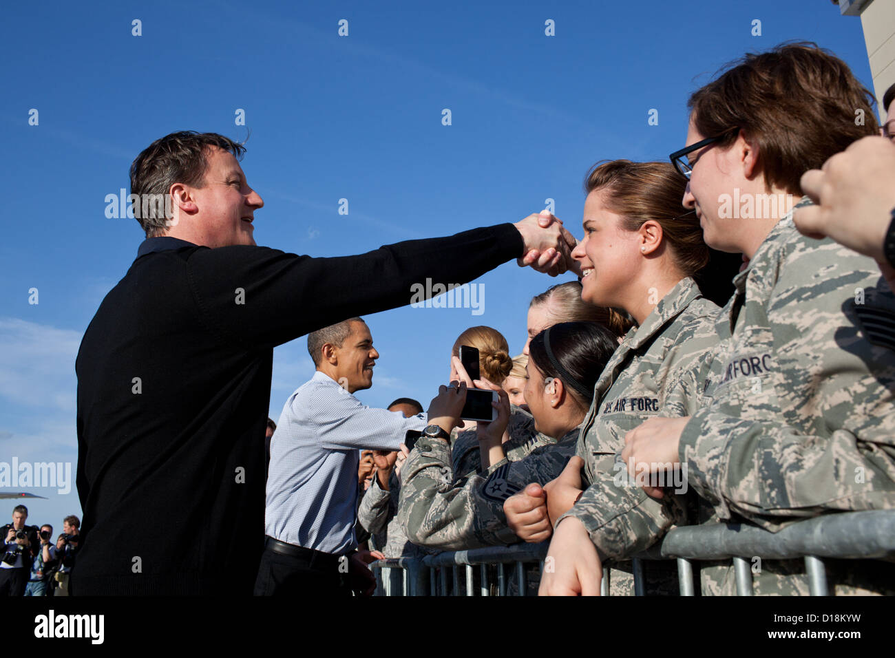 Barack Obama und Premierminister David Cameron des Vereinigten Königreichs grüßen US-Militärangehörige bei Wright-Paterson Luftwaffe Stockfoto