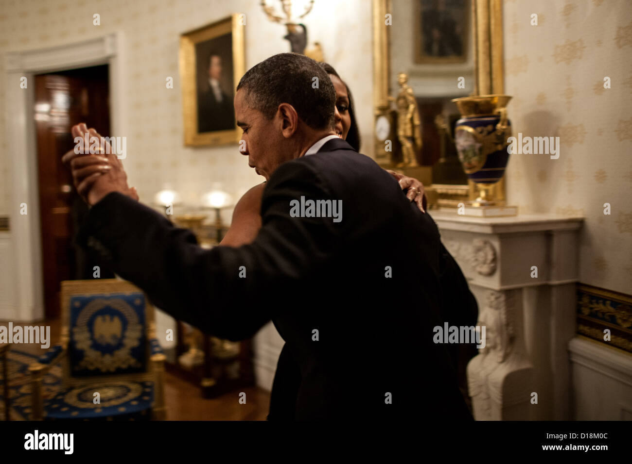 Präsident Barack Obama tanzt mit First Lady Michelle Obama im Blue Room des weißen Hauses vor einer "In Leistung bei Stockfoto