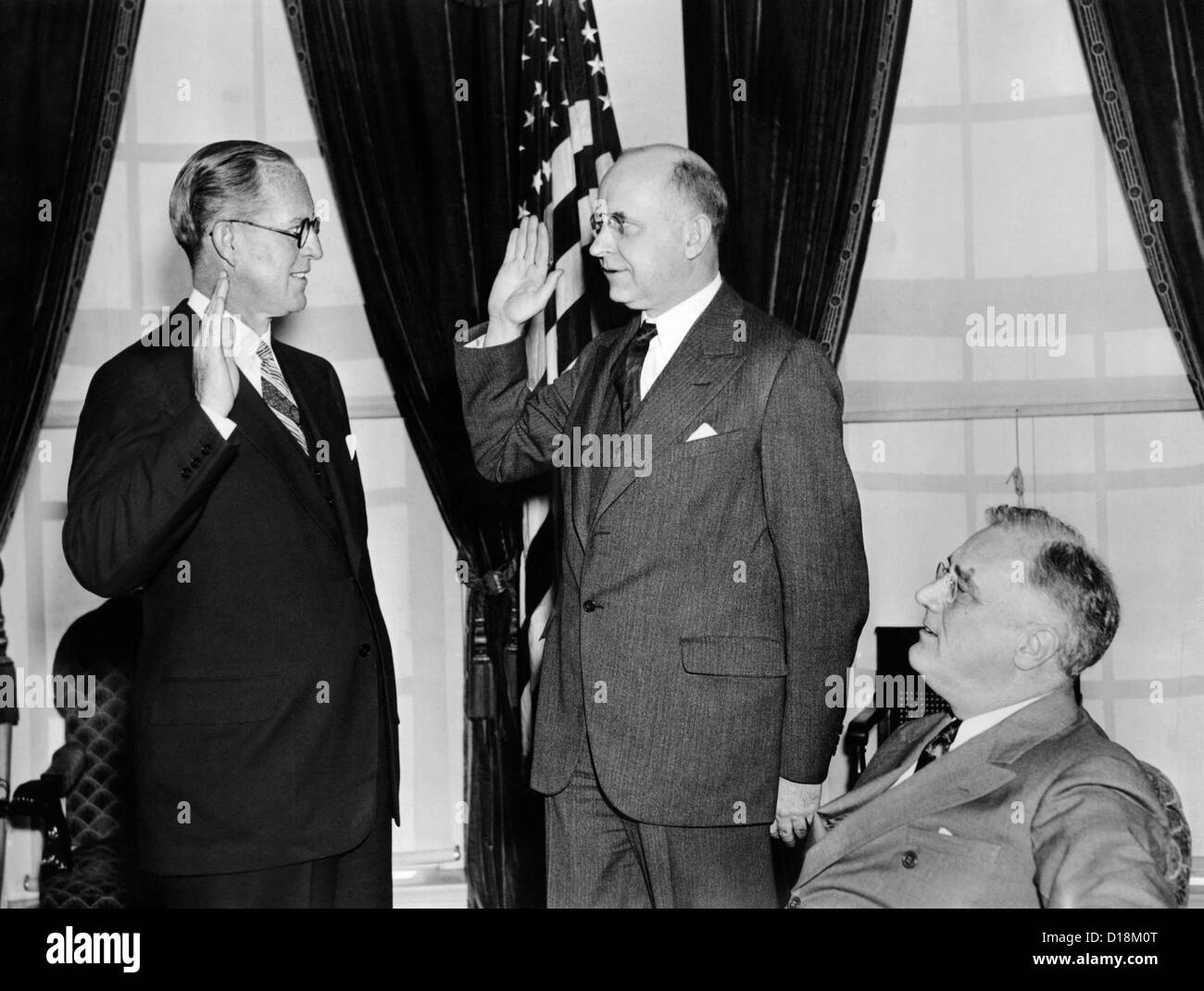 Joseph nimmt den Amtseid als US-Botschafter, der Court of St. James (Großbritannien) mit Supreme Court Justice STanley Reed Stockfoto