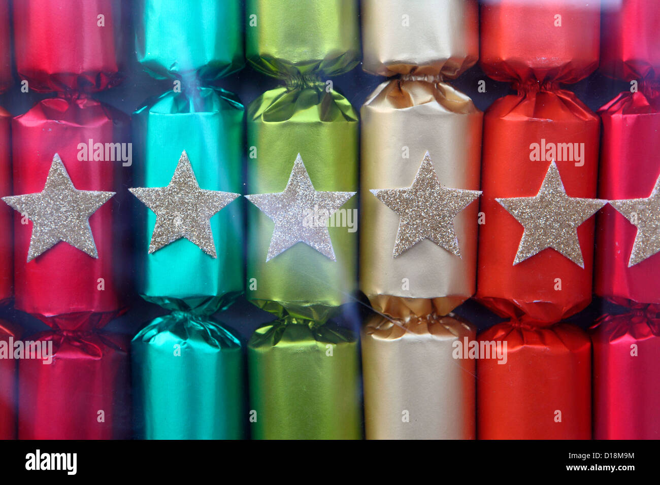 Nahaufnahme Detail Box Christmas Cracker, Farbbereich mit Stern Dekoration. Studio, UK Stockfoto