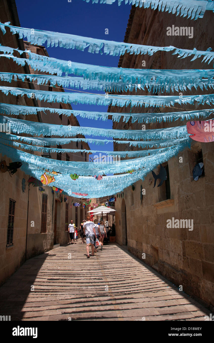 Straßenbild verziert in Fisch-Banner, Altstadt von Alcudia, Playa de Alcudia, Insel Mallorca, Balearen, Spanien, Europa Stockfoto