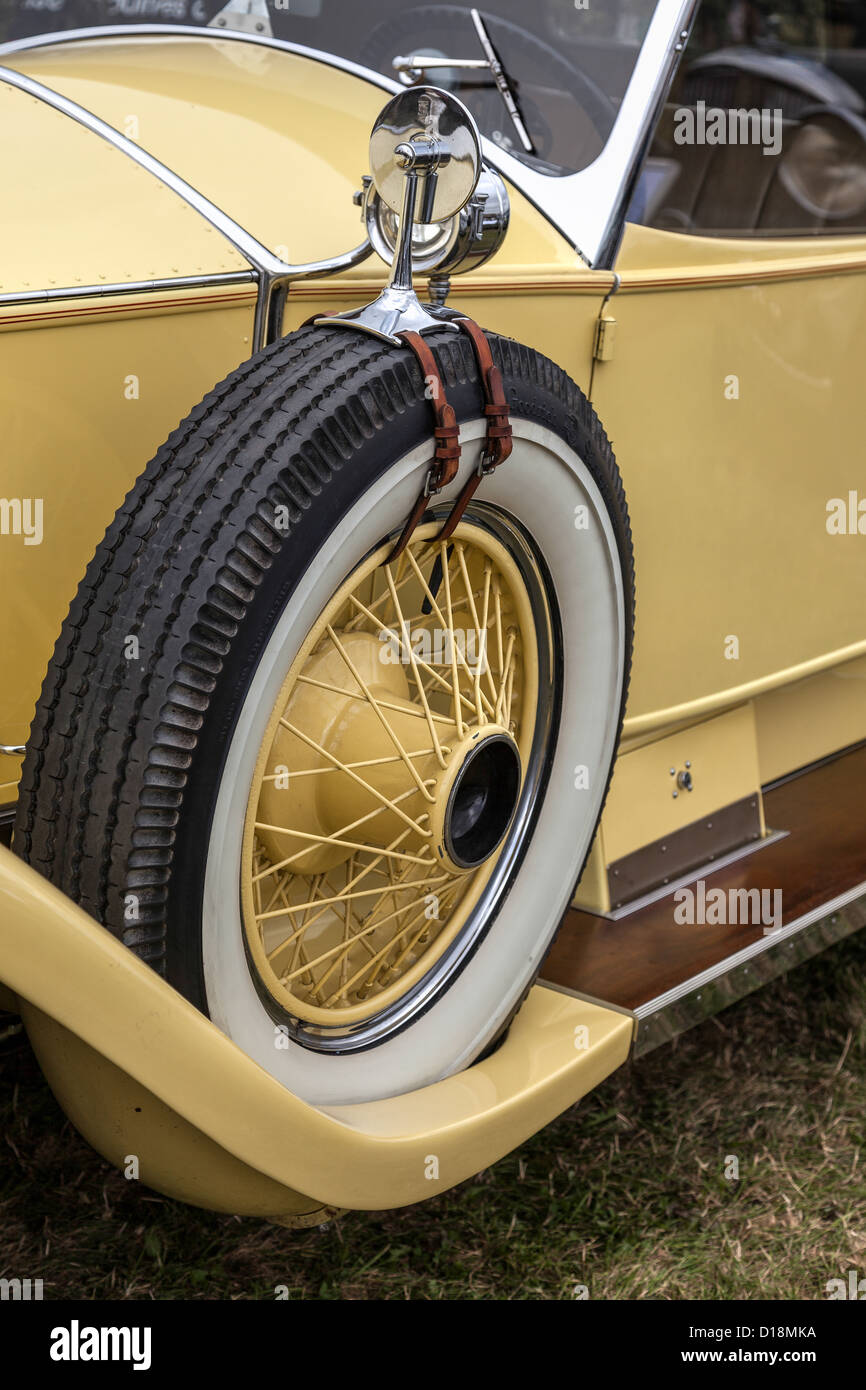 Ersatzrad auf gelbe Rolls-Royce Oldtimer Stockfoto
