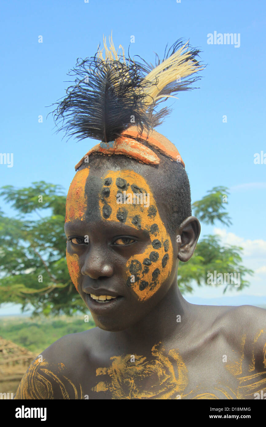 Afrika, Äthiopien, Omo-Tal, Konso Stamm Mann vor seinem Stroh Dach Hütte Stockfoto