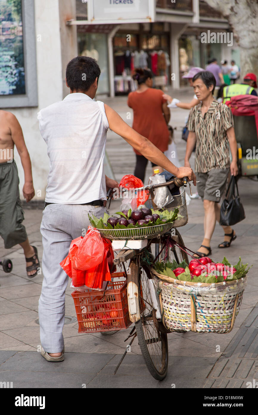 Ein Obsthändler in Suzhou, China. Stockfoto