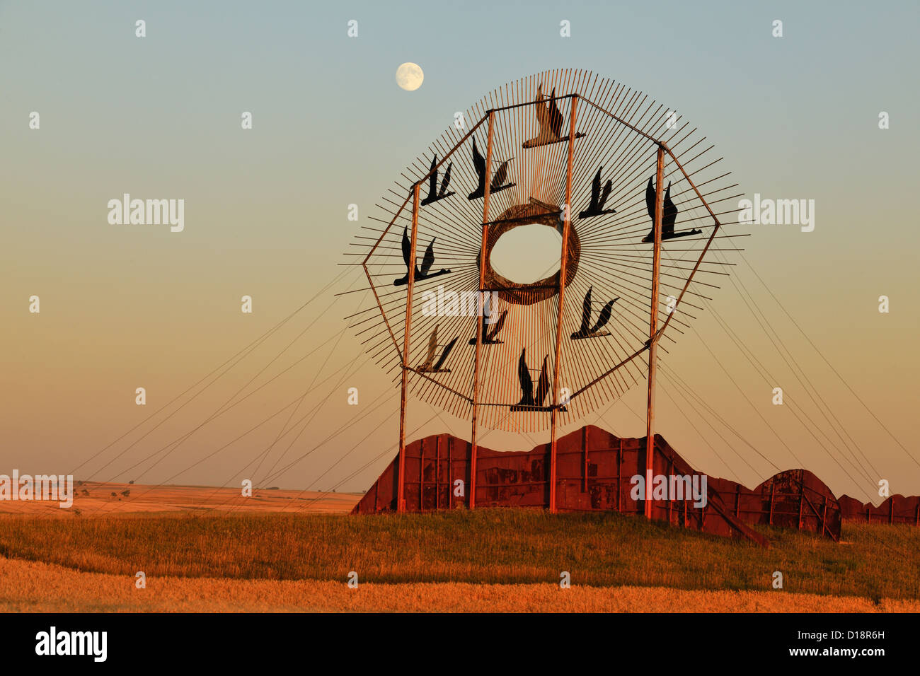 Gänse im Flug Skulptur auf dem verzauberten Highway in der Nähe von Dickinson, North Dakota, USA Stockfoto