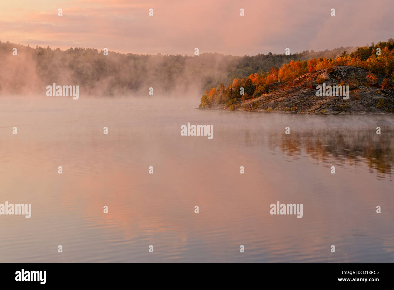 Simon Lake mit Morgennebel, Greater Sudbury, Ontario, Kanada Stockfoto