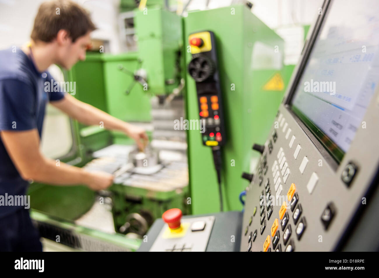 Arbeiter auf der Fräsmaschine Stockfoto