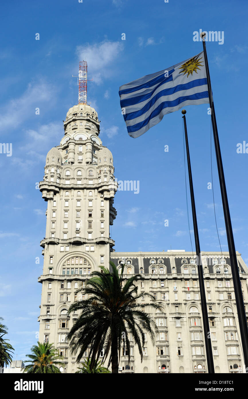 Art Deco Gebäude Palacio Salvo am Plaza de Independencia und
