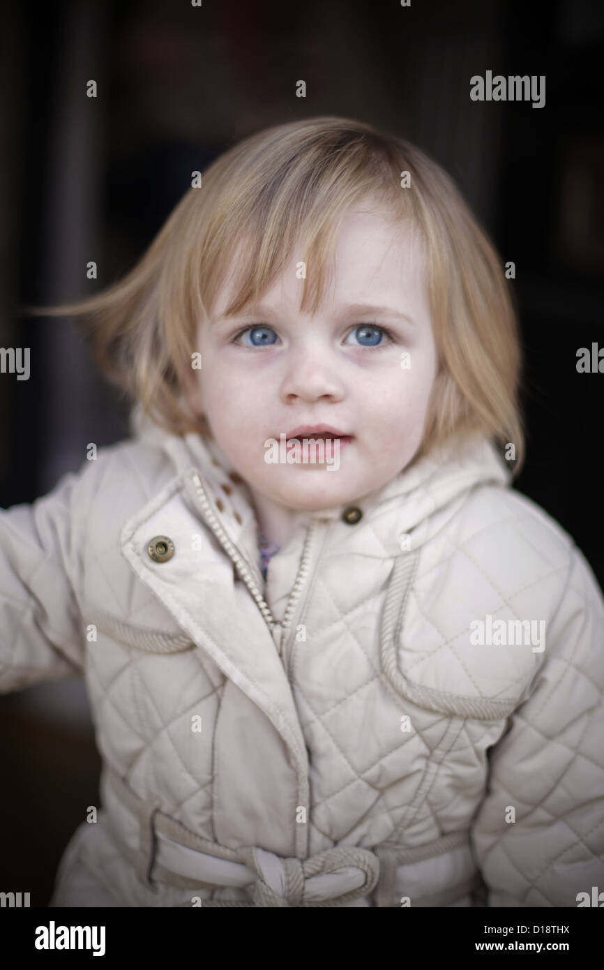 Porträt von Kleinkind tragen Wintermantel Stockfoto
