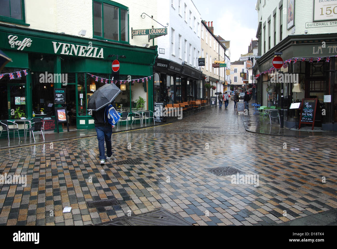 Touristen im Regen, Stadtmitte Palace Street, Canterbury, Großbritannien Stockfoto