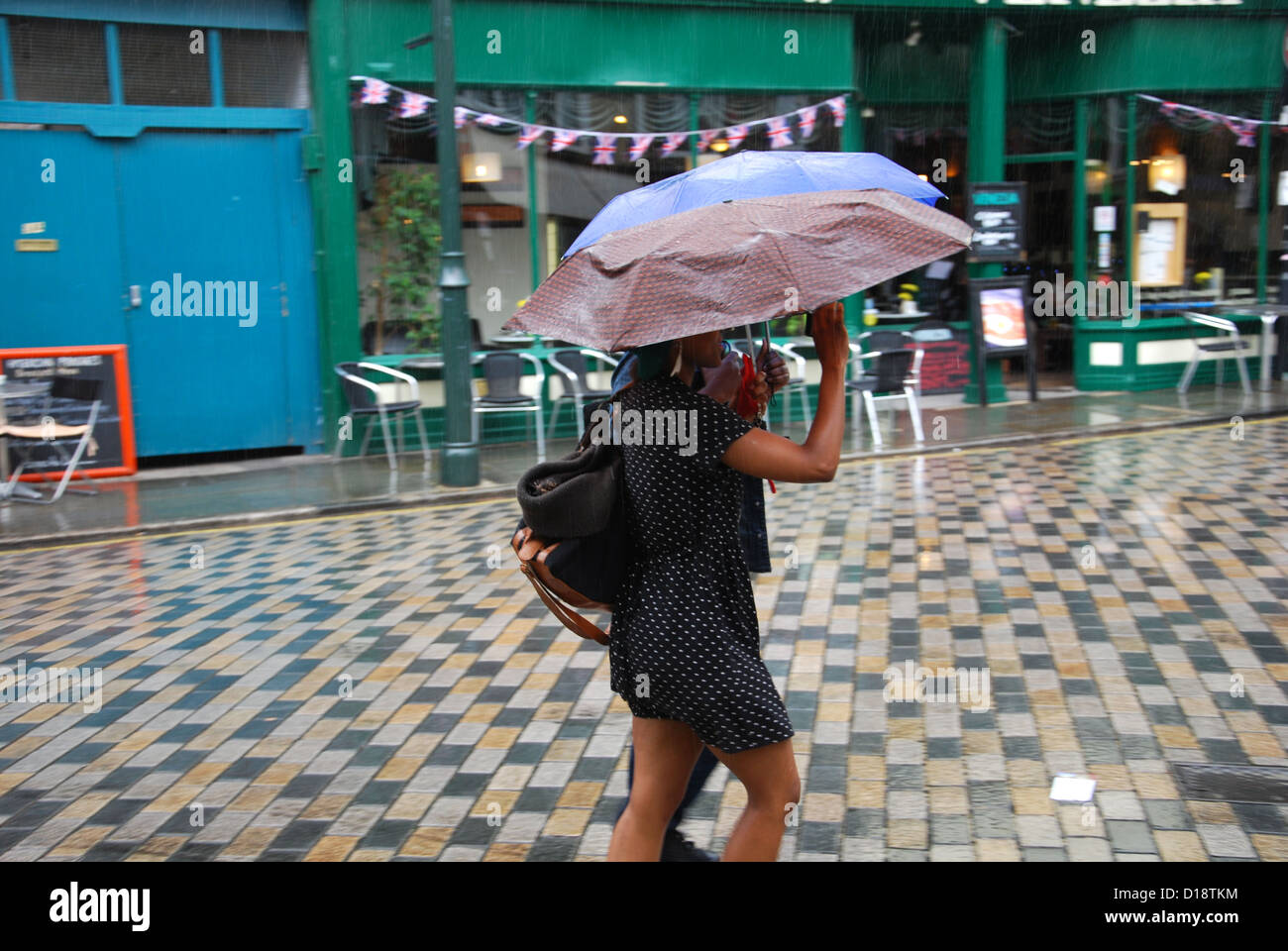 Touristen im Regen, Stadtmitte Palace Street, Canterbury, Großbritannien Stockfoto