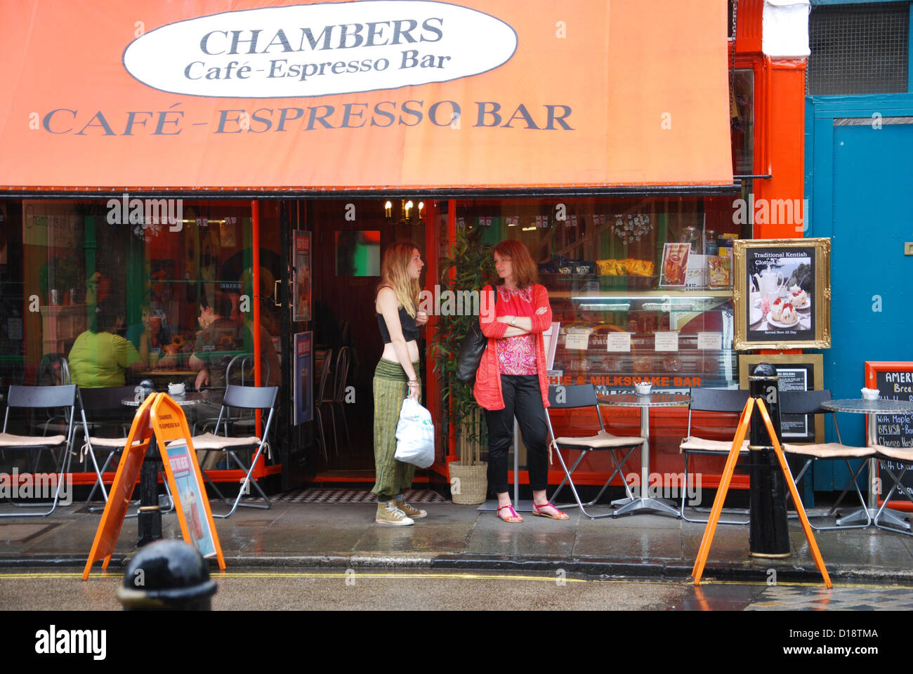 Touristen im Regen, Stadtmitte Palace Street, Canterbury, Großbritannien Stockfoto