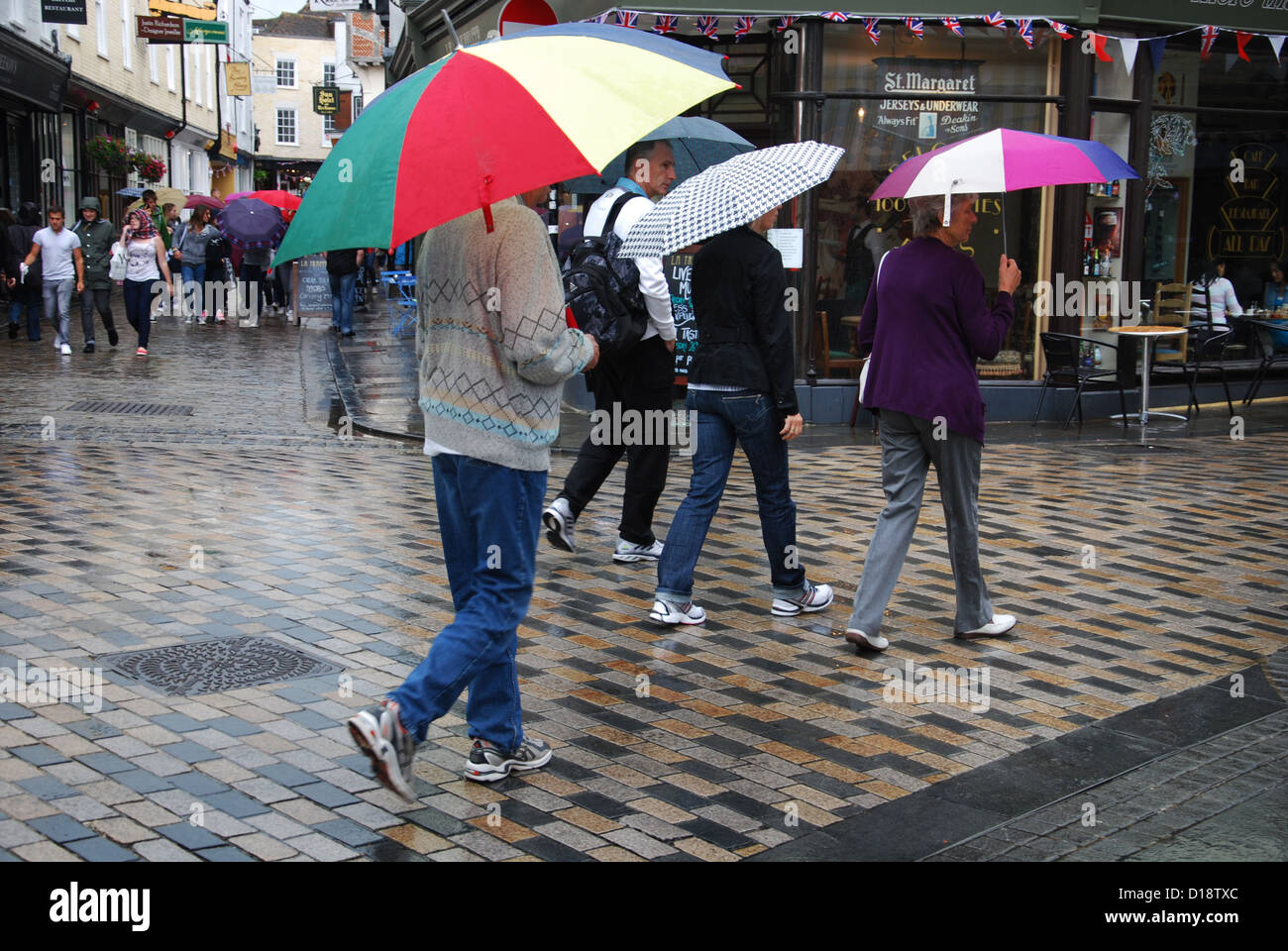 Touristen im Regen, Stadtmitte Palace Street, Canterbury, Großbritannien Stockfoto