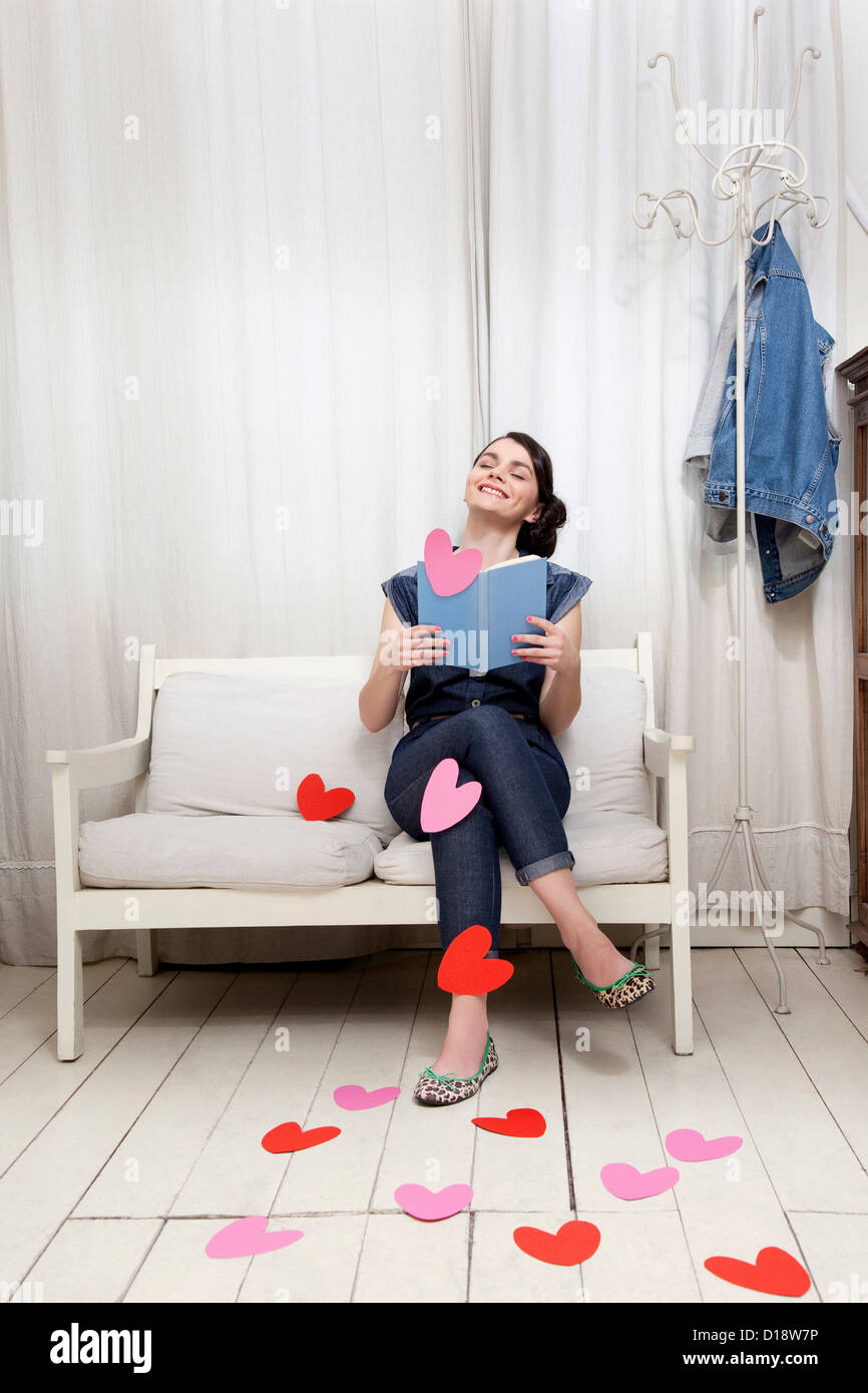 Frau Buch mit Herzformen Stockfoto