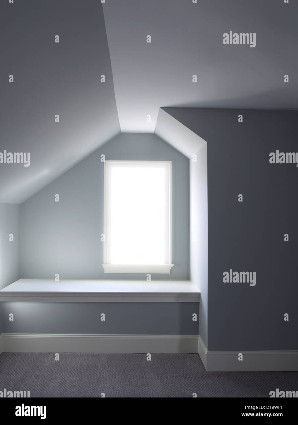 Hellen Licht Fenster mit schrägen Wänden & Decke Dachgauben Stockfoto