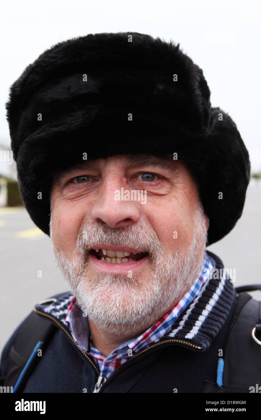 Ein bärtiger Mann trägt eine Pelzmütze russischen Stil in Sofia, Bulgarien. Stockfoto